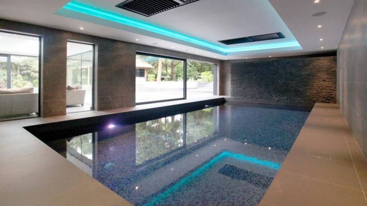 Ein hauseigener, mit türkisblauen Mosaiksteinen besetzter Swimming Pool darf natürlich nicht fehlen