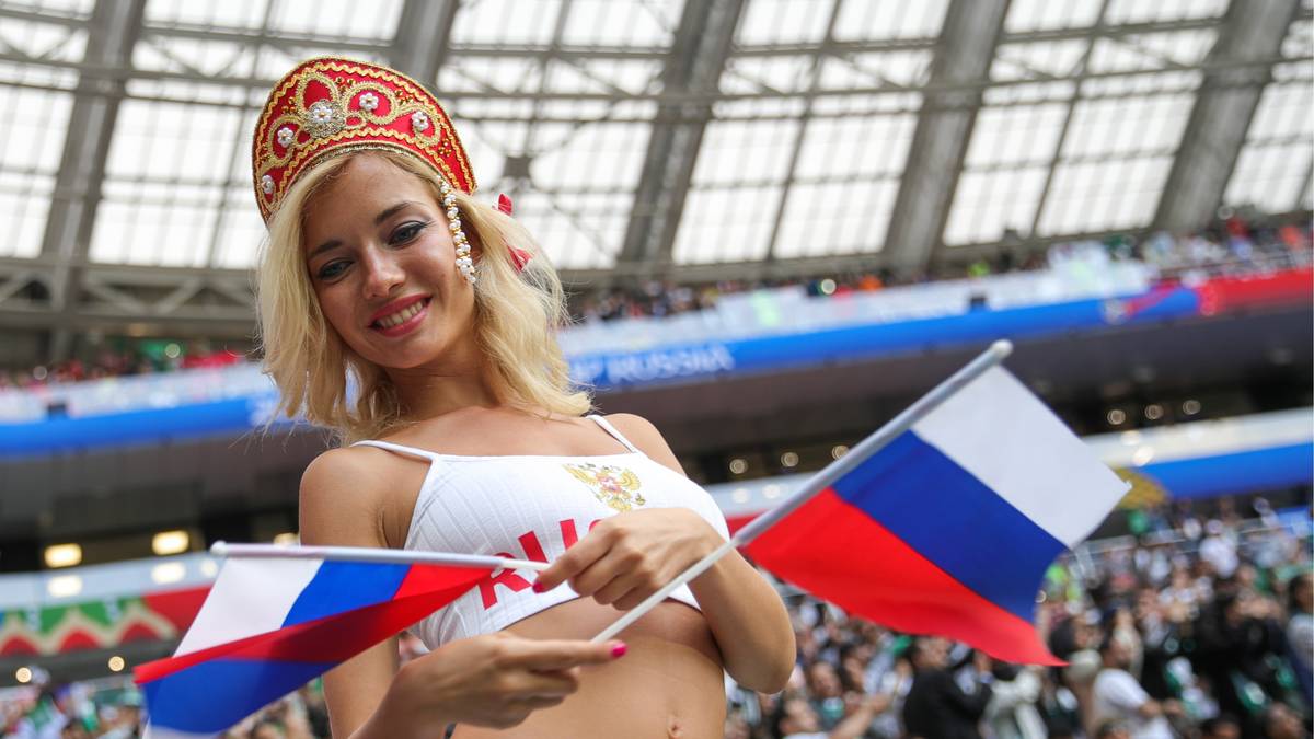 Auch die Fans von Gastgeber Russland zeigen sich von ihrer heißen Seite