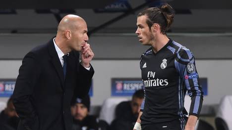 Real Madrids Trainer Zinedine Zidane im Gespräch mit Bale