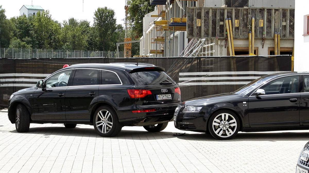Geringer Sachschaden entsteht beim Parkplatzrempler von Oliver Kahn an Lukas Podolskis Auto. Beim Rückwärtsfahren übersieht Kahn in seinem SUV den etwas flacheren A8 seines Mannschaftskollegen
