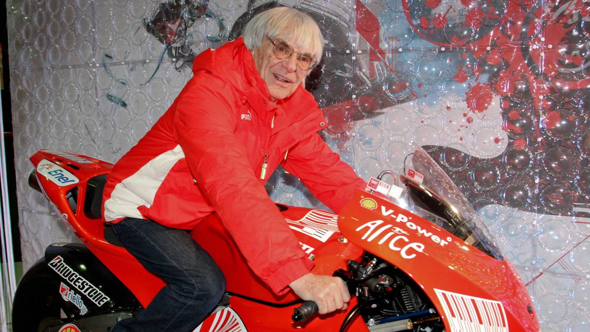 Schon früh entdeckt Ecclestone seine Begeisterung für den Motorsport. Neben seiner Leidenschaft für Motorräder, die bis heute andauert, setzt er sich auch…