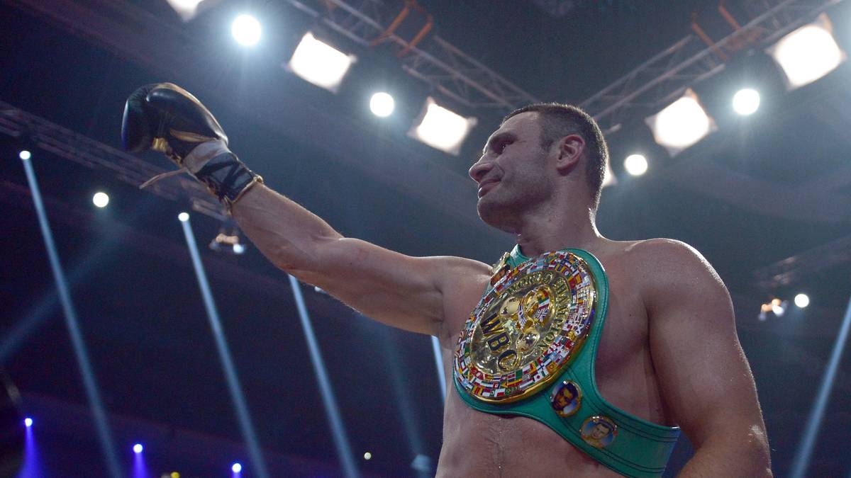 VITALI KLITSCHKO: Hat mit 87,23 Prozent eine der höchsten K.o.-Quote in der Geschichte des Profiboxens. "Dr. Eisenfaust" gewann 45 seiner 47 Kämpfe und hielt den WBC-Gürtel im Schwergewicht von 2004 bis zu seinem Rücktritt 2012. Auch politisch sehr aktiv, ist seit 2014 Bürgermeister von Kiew