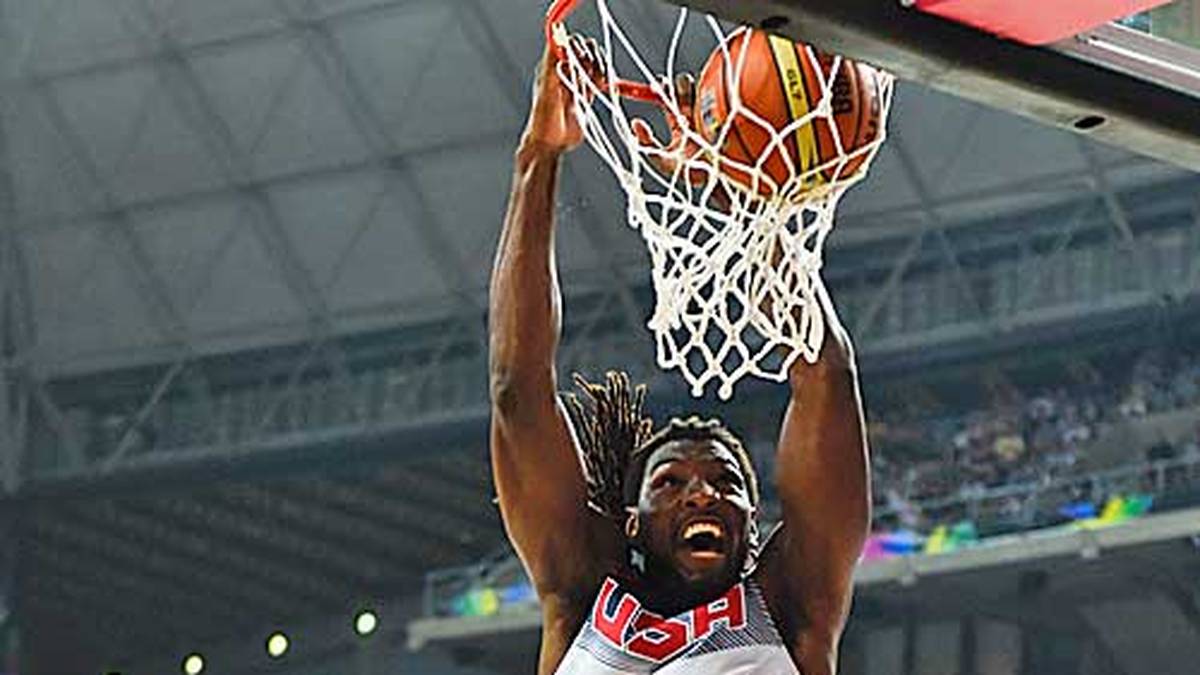 Das kann ich auch, denkt sich Kenneth Faried und stopft ebenfalls