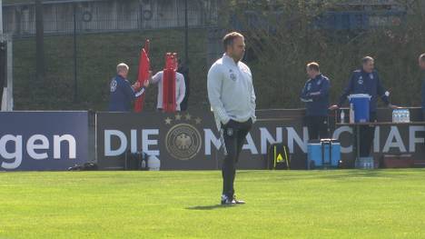 Am vierten Tag des ersten Lehrgangs des DFB-Teams 2022, führte Bundestrainer Hansi Flick intensive Einzelgespräche mit seinen Führungsspielern.