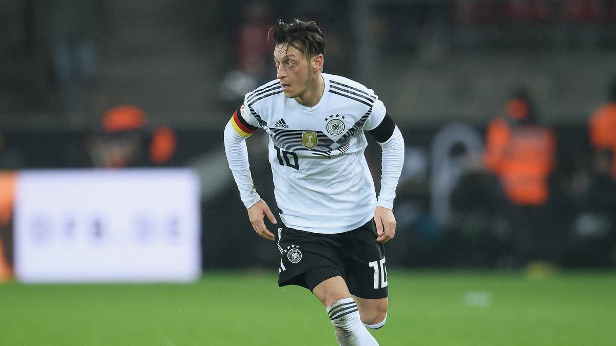 MITTELFELD - MESUT ÖZIL (FC Arsenal)