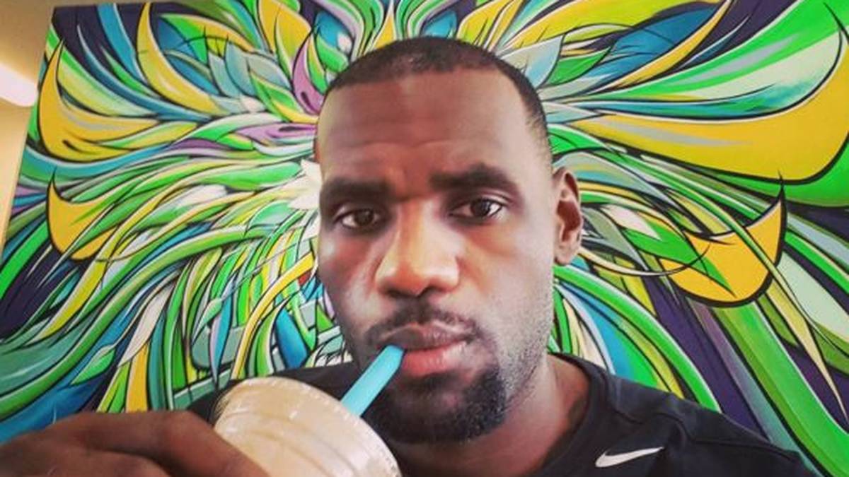 Wer hart trainiert, muss sich auch vernünftig ernähren. James schlürft an seinem Protein-Shake