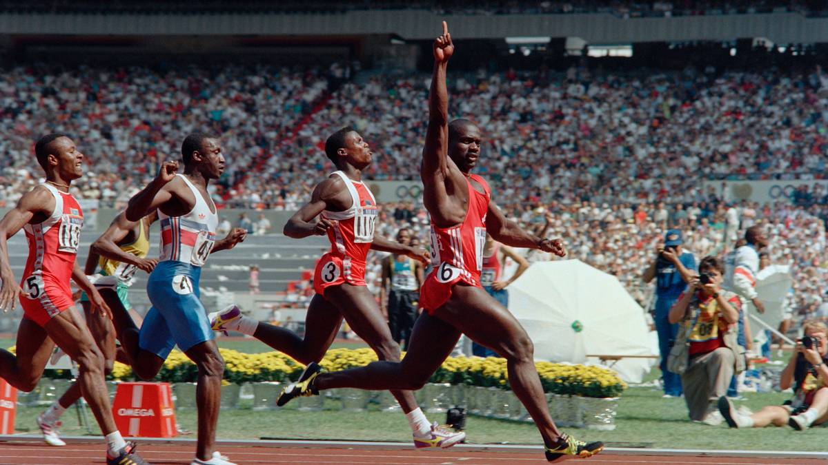 OLYMPIA 1988, BEN JOHNSON: Der wohl prominenteste Dopingfall der Leichtathletik ereignet sich bei den Olympischen Spielen 1988 in Seoul. Der kanadische Sprinter Ben Johnson gewinnt das 100-m-Finale mit der Weltrekordzeit von 9,79 Sekunden - und damit vor seinem großen Widersacher Carl Lewis, der 9,92 Sekunden schnell ist