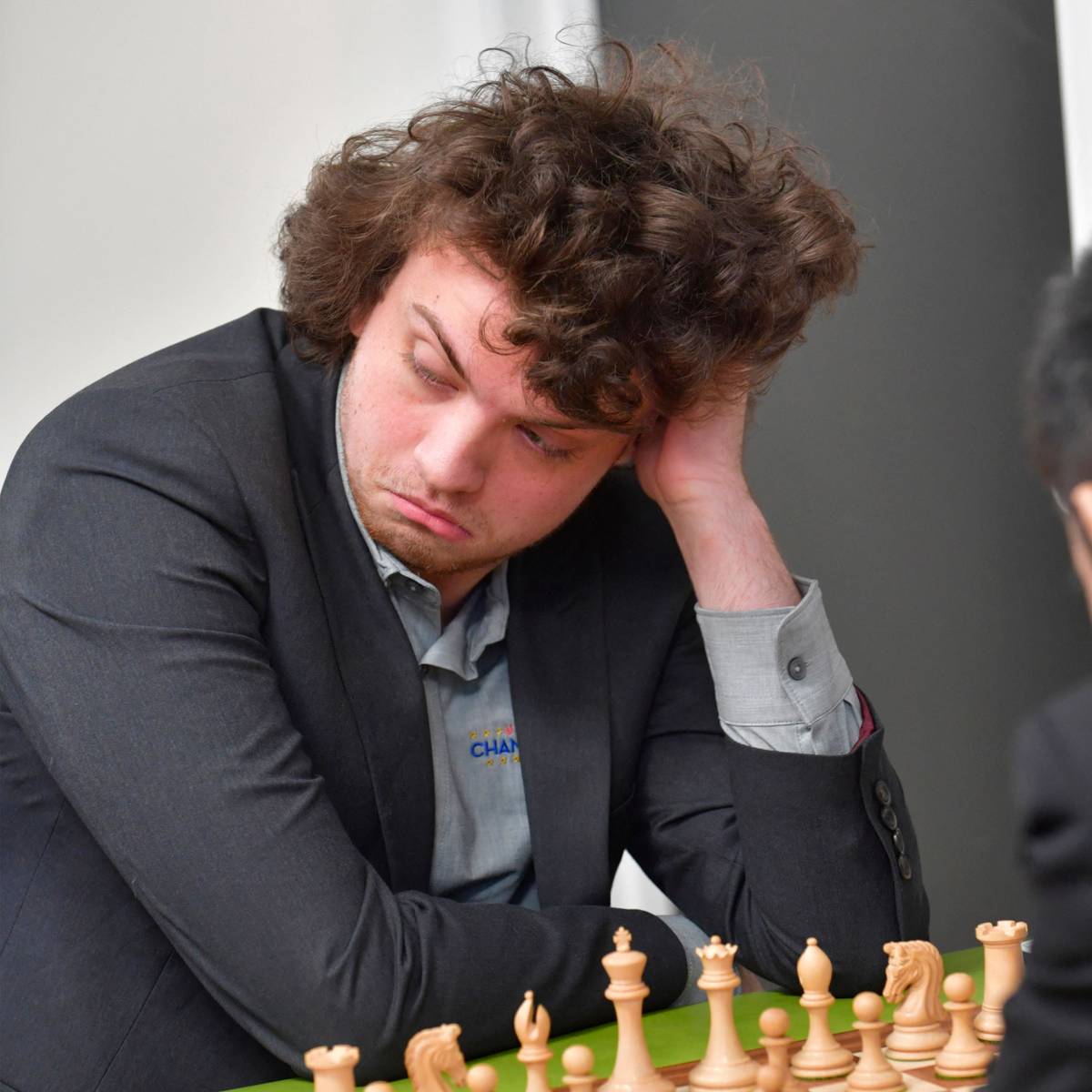 Nach den massiven Betrugsvorwürfen gegen ihn steht Schachgroßmeister Niemann bei den US-Meisterschaften wieder im Fokus. Ein Interview bricht der 19-Jährige vorzeitig ab.