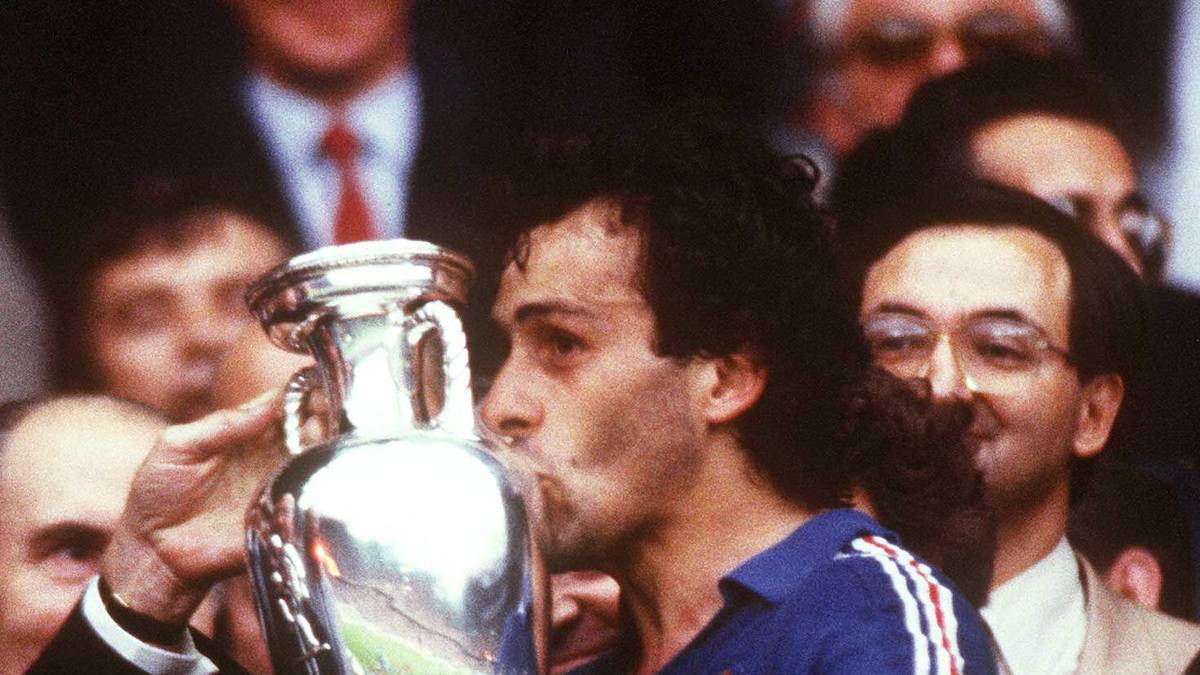 Kuss für den Pokal. Michel Platini wird 1984 mit Frankreich Europameister und mit neun Treffern Torschützenkönig