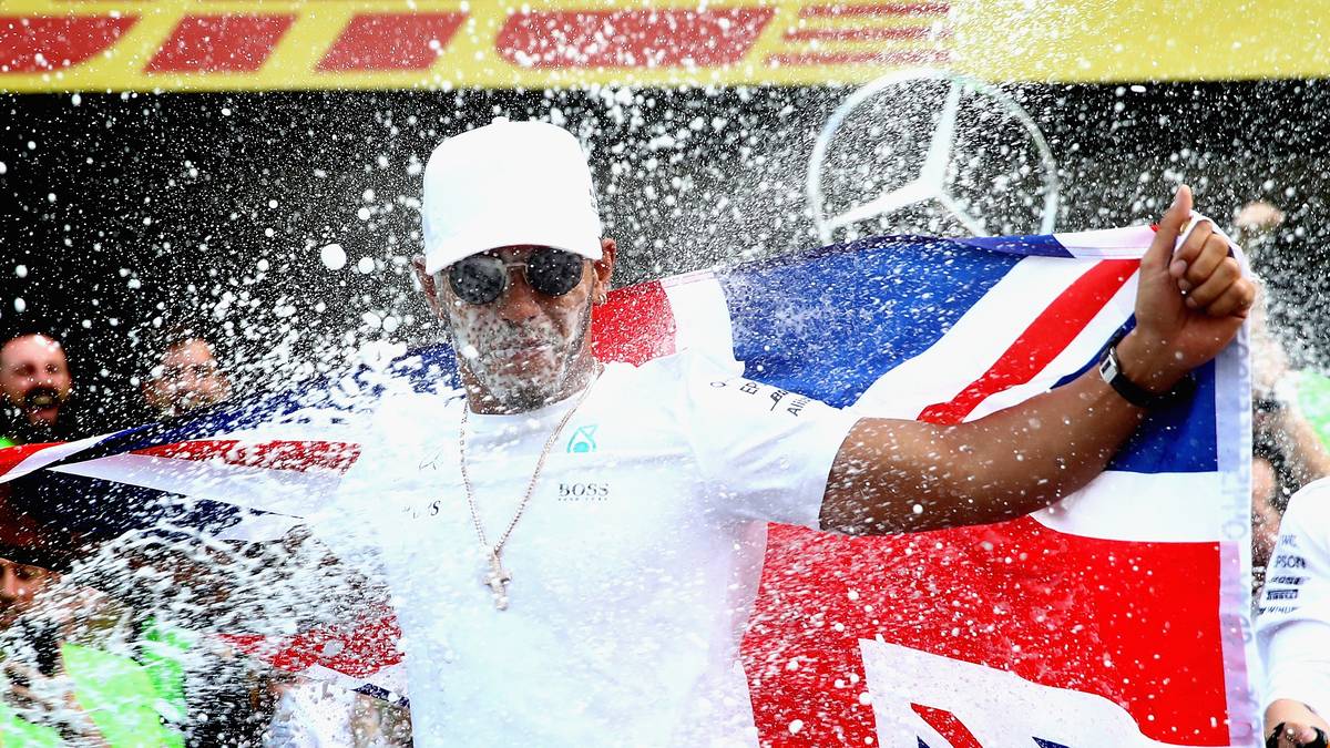 Bei aller Show vergisst Hamilton aber auch seinen Beruf nicht: So gewinnt er 2017 bereits seinen vierten WM-Titel. Nur Michael Schumacher (sieben) und Juan Manuel Fangio (fünf) waren erfolgreicher