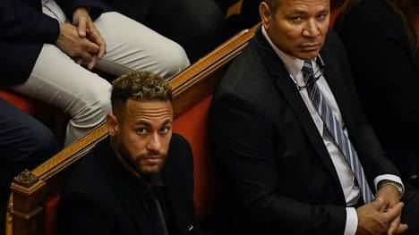 Neymar schiebt die Verantwortung auf seinen Vater (r.)