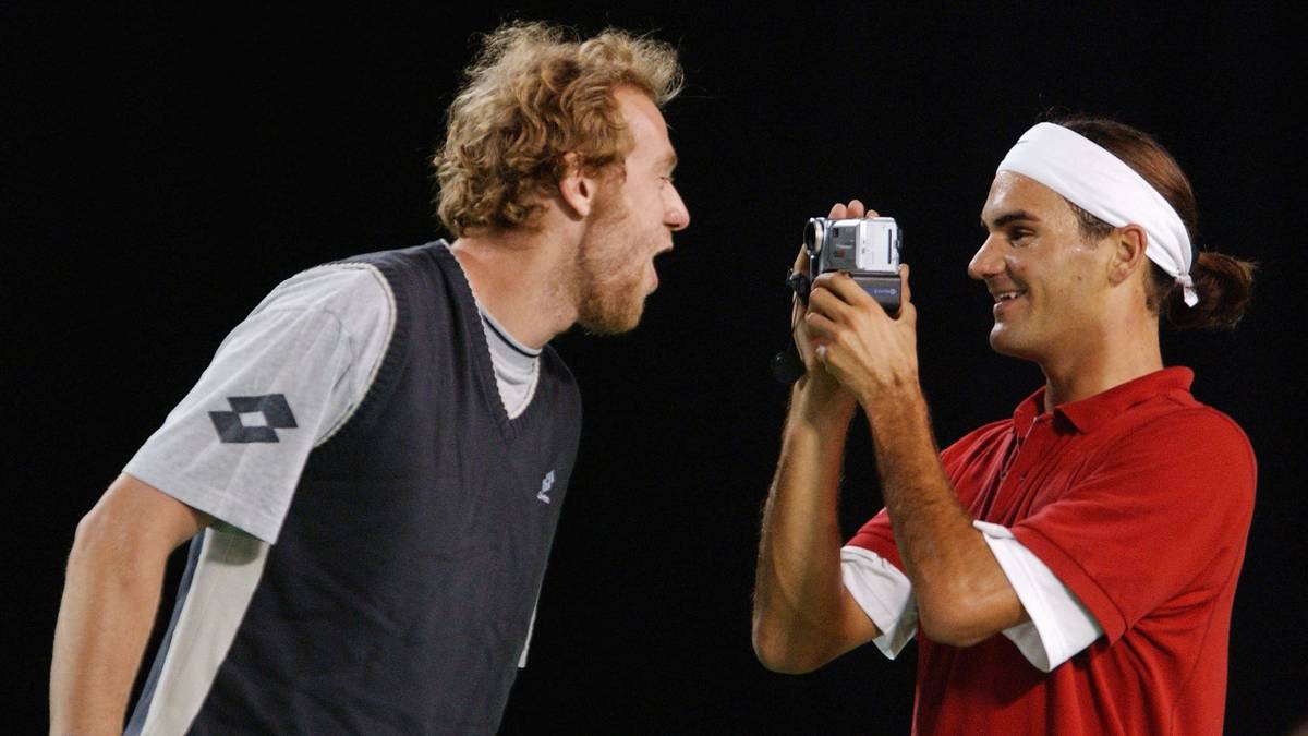In Marseille erreicht Federer im Februar 2000 sein erstes Finale auf der ATP-Tour. Dieses verliert er gegen seinen Landsmann Marc Rosset (l.)