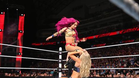 Sasha Banks (l.) nahm Charlotte bei RAW den WWE-Damentitel ab