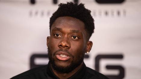 Alphonso Davies hat sich zum FC Bayern bekannt. Zuletzt gab es Wechselgerüchte um den Außenverteidiger des deutschen Meisters.