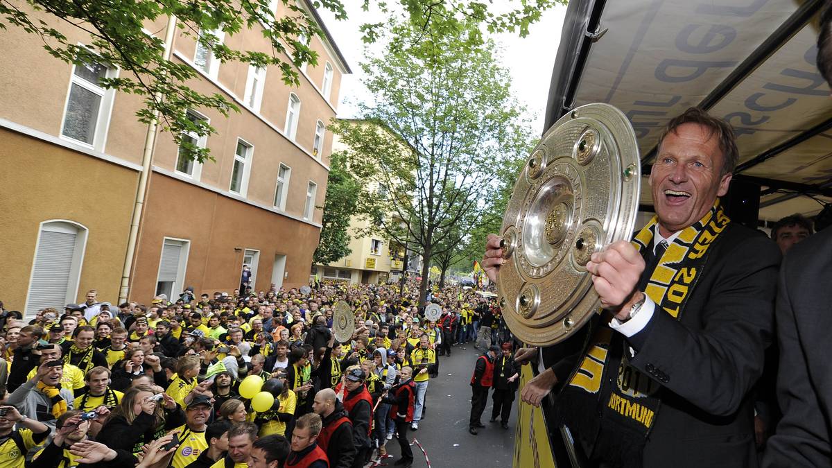 Im Sommer herrscht in Dortmund absolute Ekstase. Sechs Jahre harter Arbeit zahlen sich für Hans-Joachim Watzke mit der Meisterschaft aus. Der BVB lässt die Bayern hinter sich und qualifiziert sich endlich wieder für die Champions League. Borussia Dortmund ist wieder eine Macht
