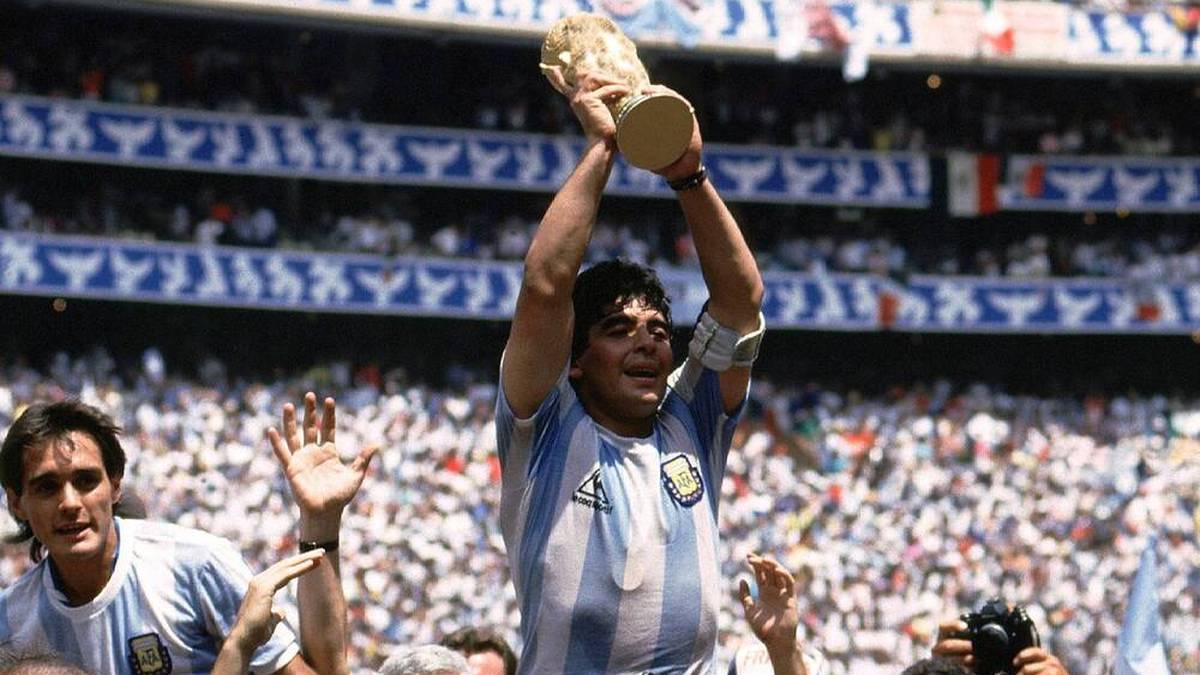 1986: Diego Maradona und Argentinien bejubeln in Mexiko den WM-Titel gegen Deutschland