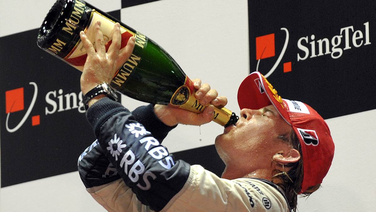 Dieser Sieg hat ein "Geschmäckle": FERNANDO ALONSO triumphiert 2008 in Singapur von Startplatz 15 aus. Zwei Jahre später gibt sein damaliger Teamkollege Nelson Piquet jedoch zu, sein Auto absichtlich in die Bande manövriert zu haben, um eine Safety-Car-Phase zu provozieren. Von dieser profitiert - wie von Teamchef Flavio Briatore geplant - letztlich Alonso und fährt zum Skandal-Sieg