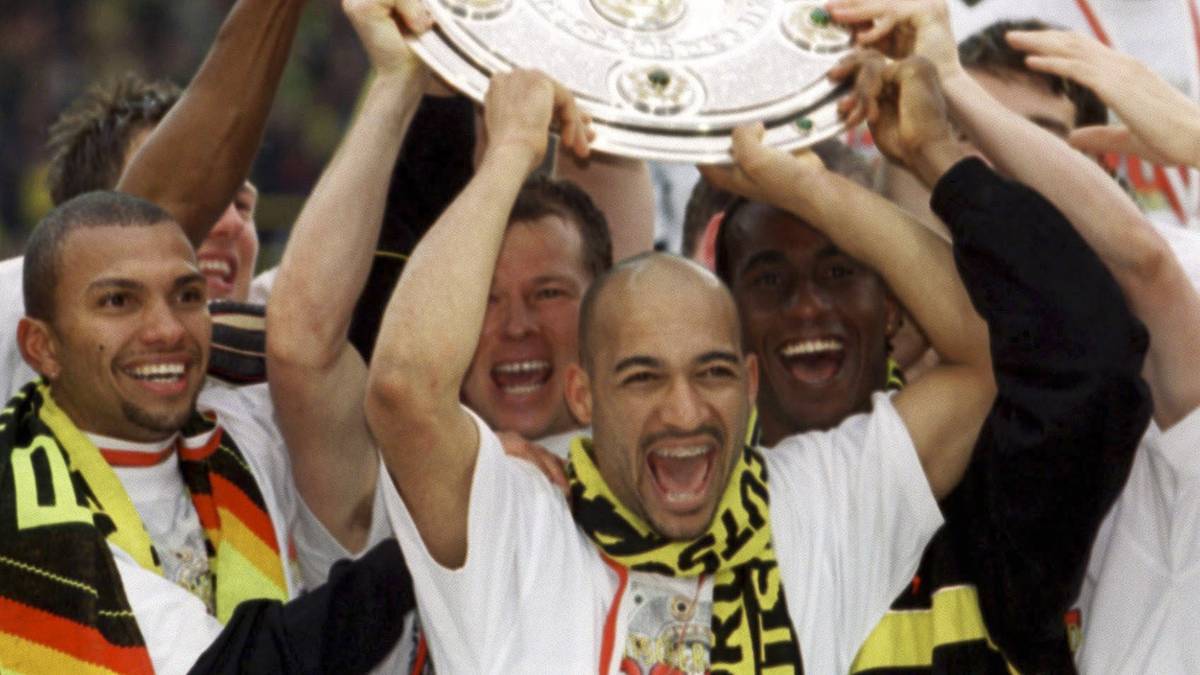 Die Investitionen zahlen sich für Dortmund zumindest auf sportlicher Ebene aus. 2002 feiern Dede und Co. den sechsten Meistertitel der Vereinsgeschichte - und das nach einer verrückten Aufholjagd: Drei Spieltage vor Saisonende liegt der BVB noch fünf Punkte hinter Bayer Leverkusen zurück