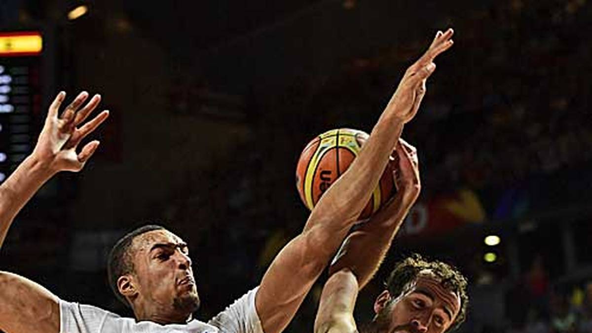 Beim Duell Spanien gegen Frankreich geht es ordentlich zur Sache. Sergio Rodriguez (r.) kriegt einen von Rudy Gorbat mit