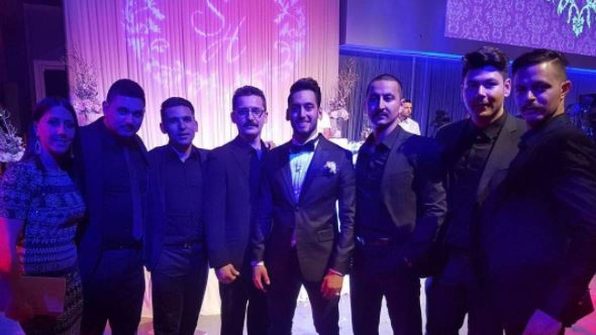 Auf der anschließenden Feier zelebriert Calhanoglu zusammen mit seiner Braut den türkischen Volkstanz Zeybek in Vollendung 