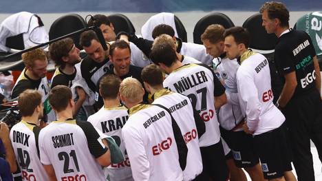 Bundestrainer Dagur Sigurdsson instruiert das DHB-Team während einer Auszeit
