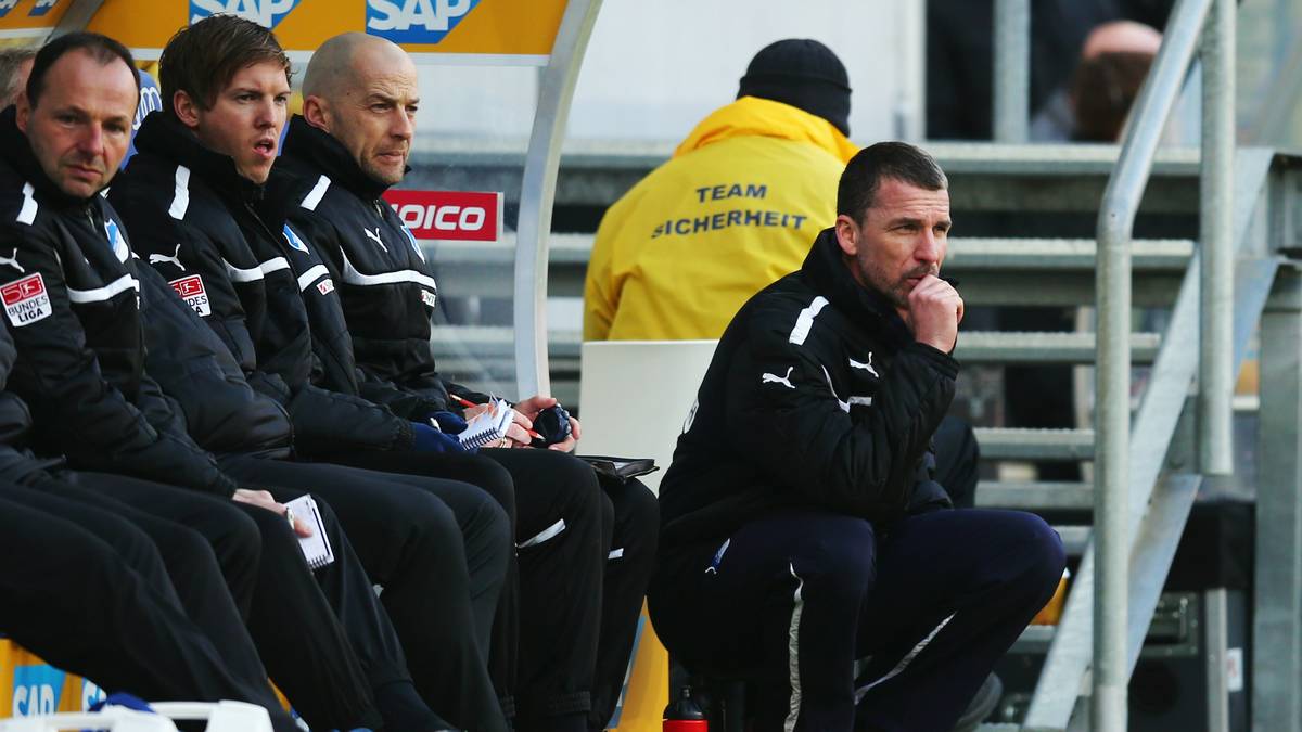 Danach wechselt Nagelsmann zu 1899 Hoffenheim und steigt dort schrittweise auf: Er wird erst Co-, dann Cheftrainer der U17, zwischen 2012 und 2013 sammelt er erste Bundesliga-Erfahrung, assistiert den damaligen 1899-Trainern Frank Kramer, Marco Kurz (r.) und Markus Gisdol