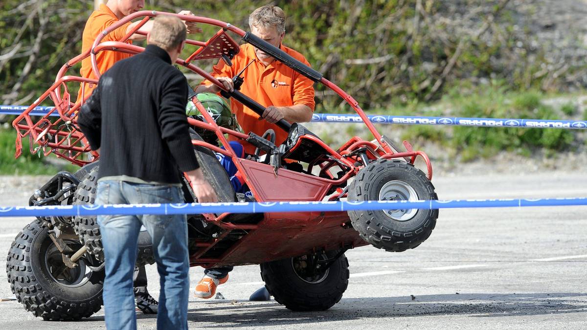 Der Buggy muss von Helfern aufgerichtet werden. Gallas zieht sich bei dem Unfall eine Wadenverletzung zu