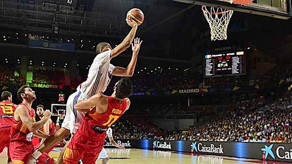 Keine einfachen Punkte: Mickael Gelabale macht sich ganz lang