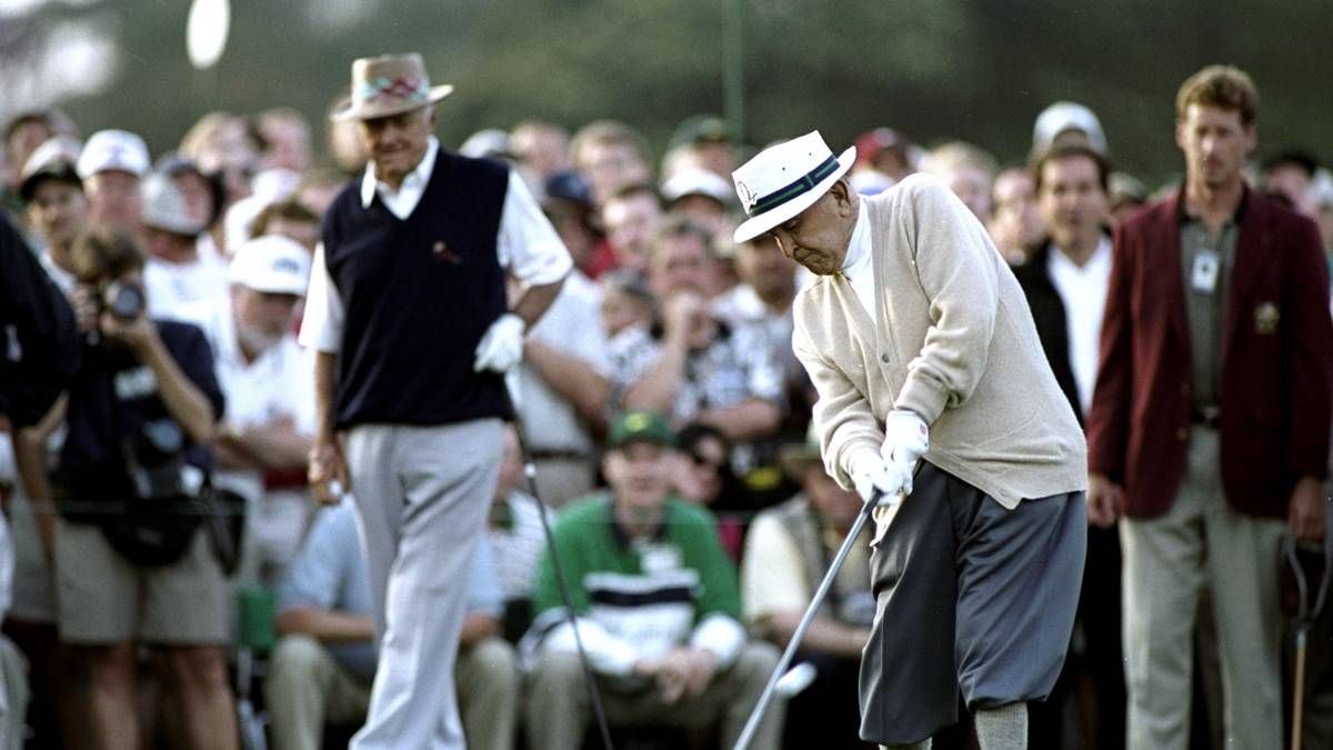 PLATZ 11 - GENE SARAZEN (r.): Die beeindruckende Karriere des amerikanischen Golfprofis umfasst mitunter sieben Majorsiege. Als einer der wenigen Golfer konnte er in allen vier Majors Erfolge feiern. Sarazen sorgte während seiner Karriere für ein ganz besonderes Debüt. 1935 etablierte er mit seinem "Schlag, der auf der ganzen Welt gehört wurde", den Golf-Begriff Albatros (drei Schläge unter Par)