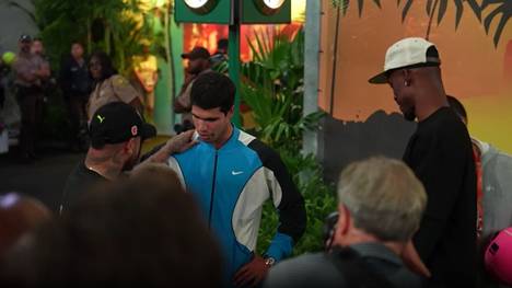 Sportstars unter sich: Drei Welten aus Fußball, Basketball und Tennis trafen aufeinander, als Neymar und Jimmy Butler sich mit Carlos Alcaraz nach dessen Sieg gegen Gael Monfils in Miami unterhielten.