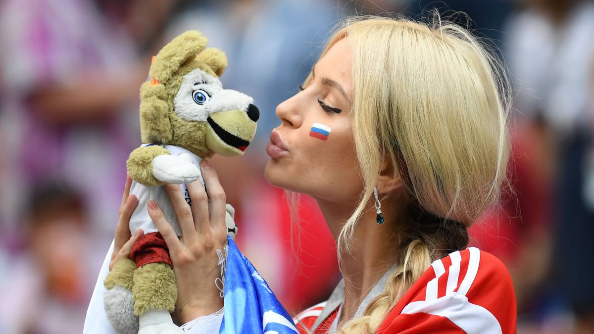 Der kleine Wolf bekommt während der Partie ein Küsschen 