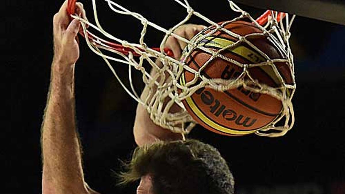 Spektakulär geht es trotzdem zu: Rudy Fernandez lässt es rückwärts krachen