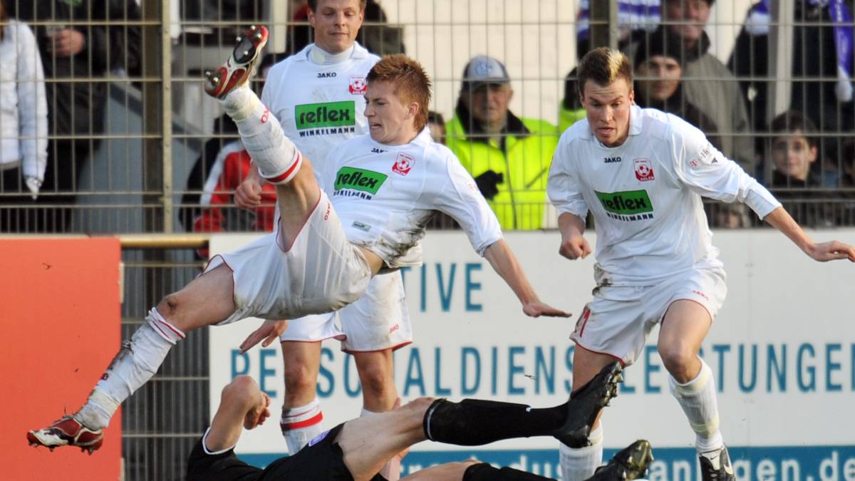 Er wechselt zu LR Ahlen (heute Rot Weiss), wo er mit Teamkollege Marco Reus den Sprung in die erste Mannschaft schafft und von der Regionalliga Nord in die Zweite Liga klettert