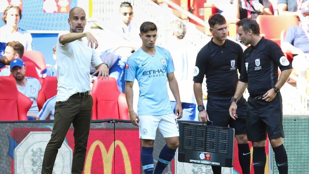 Pep Guardiola (l.) hätte Brahim Díaz gerne noch länger im Trikot von bei Manchester City gesehen