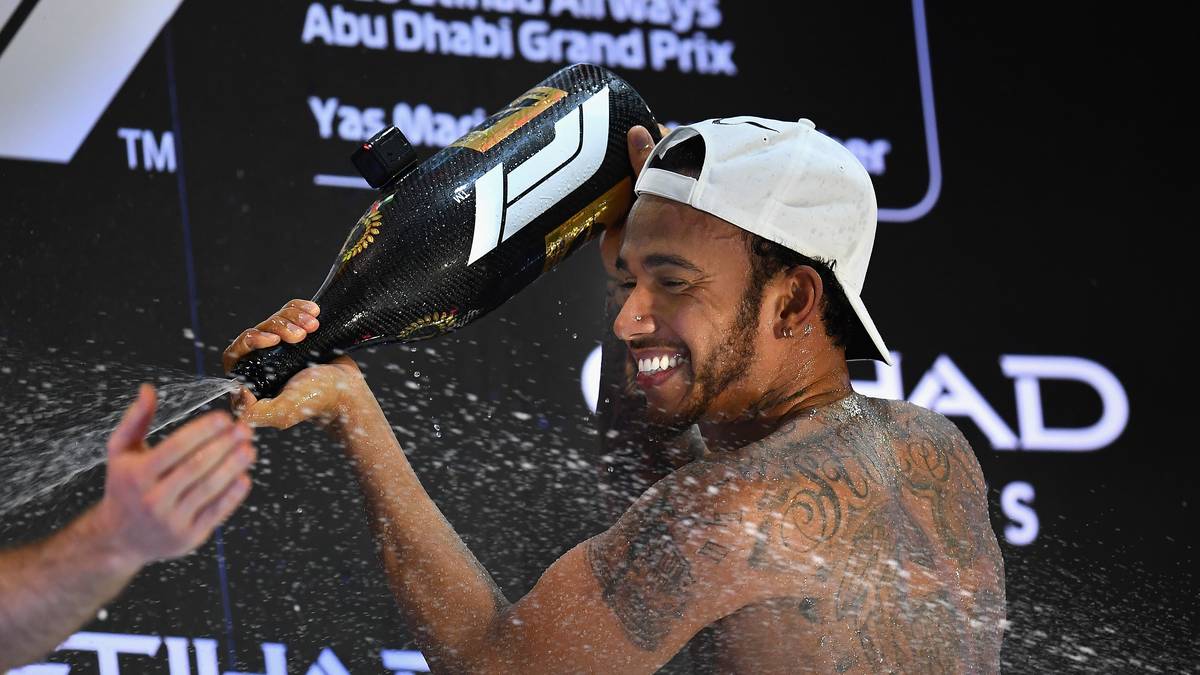RENNEN 21 - ABU DHABI: Seine glanzvolle Saison krönt Hamilton mit dem Sieg in Abu Dhabi. Im Anschluss lässt er sich oben-ohne auf dem Podium feiern