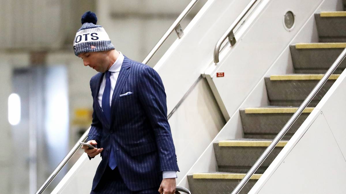 Zurück auf dem Boden checkte "Character Coach" Jack Easterby zu allererst seine verpassten Nachrichten auf dem Smartphone