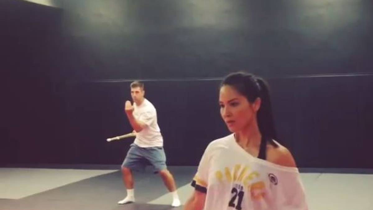 Zum Abschluss noch eine eher ungewöhnliche Trainingsmethode: NFL-Quarterback Aaron Rodgers (hinten) versucht sich als Samurai. Seine Freundin und Schauspielerin Olivia Munn (vorne) macht allerdings die deutlich bessere Figur