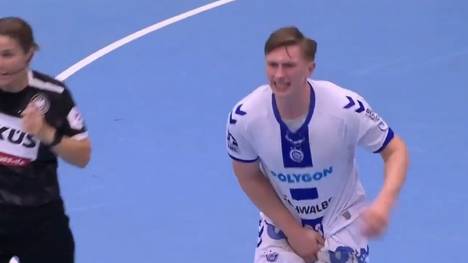 In der Schlussphase der Handball-Bundesliga-Partie zwischen FRISCH AUF! Göppingen und dem VfL Gummersbach sieht Oskar Sunnfeldt nach einem fiesen Griff die Blaue Karte.