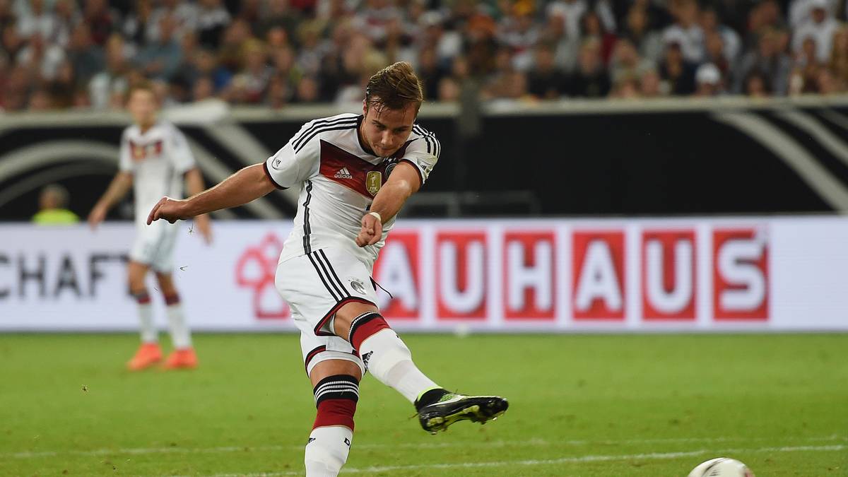 Die WM gibt dem damaligen Offensivstar der Bayern Auftrieb: Zunächst trifft er bei der ansonsten mit 2:4 misslungenen Finalrevanche gegen Argentinien, im kommenden Länderspieljahr ist Götze als Stammspieler gesetzt