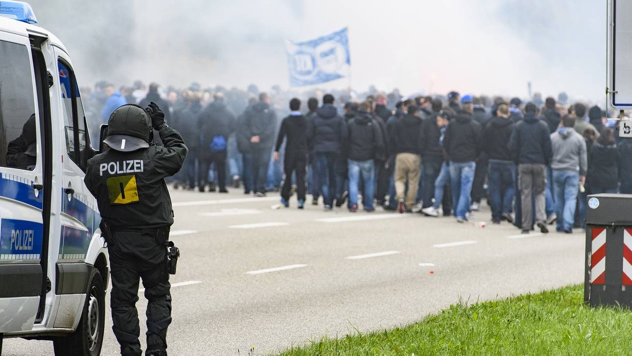 Polizei fordert Stadionverbote