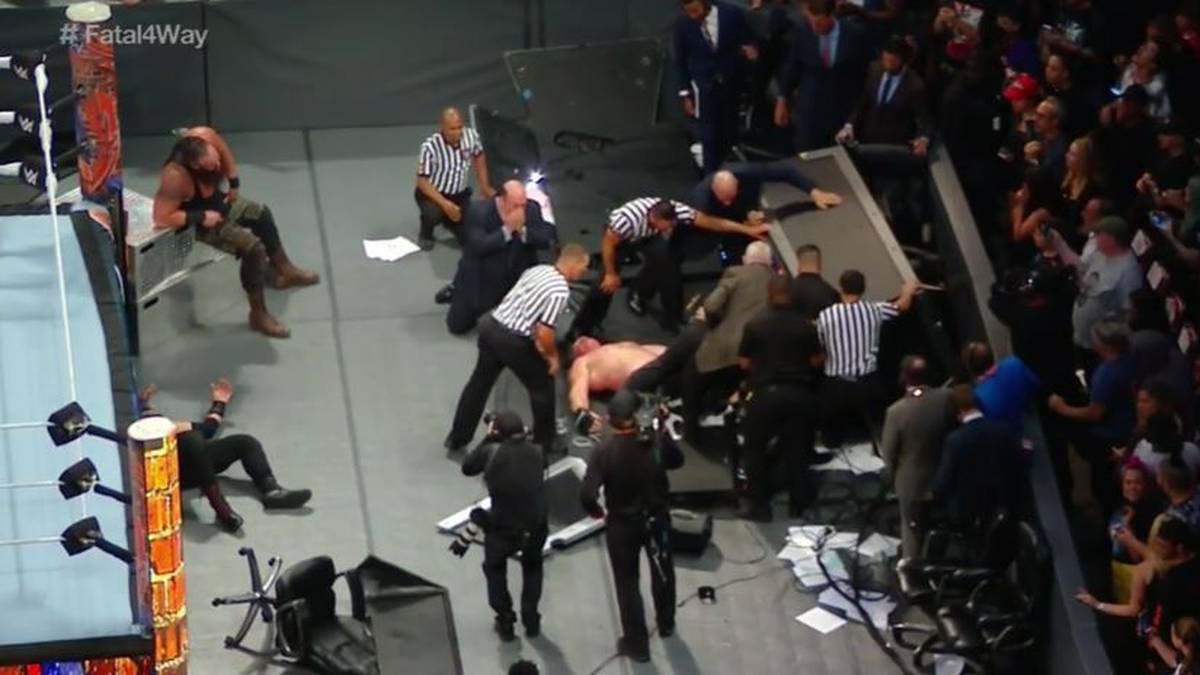 Ein chaotischer Hauptkampf, spektakuläre Einmärsche und Promi-Fans mit Hasenohren: SPORT1 zeigt die Bilder des Showkampf-Spektakels WWE SummerSlam im Brooklyner Barclays Center