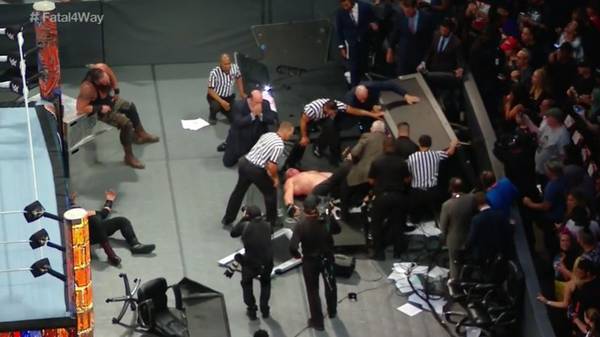 Brock Lesnar wurde beim WWE SummerSlam unter einem Kommentatorentisch begraben