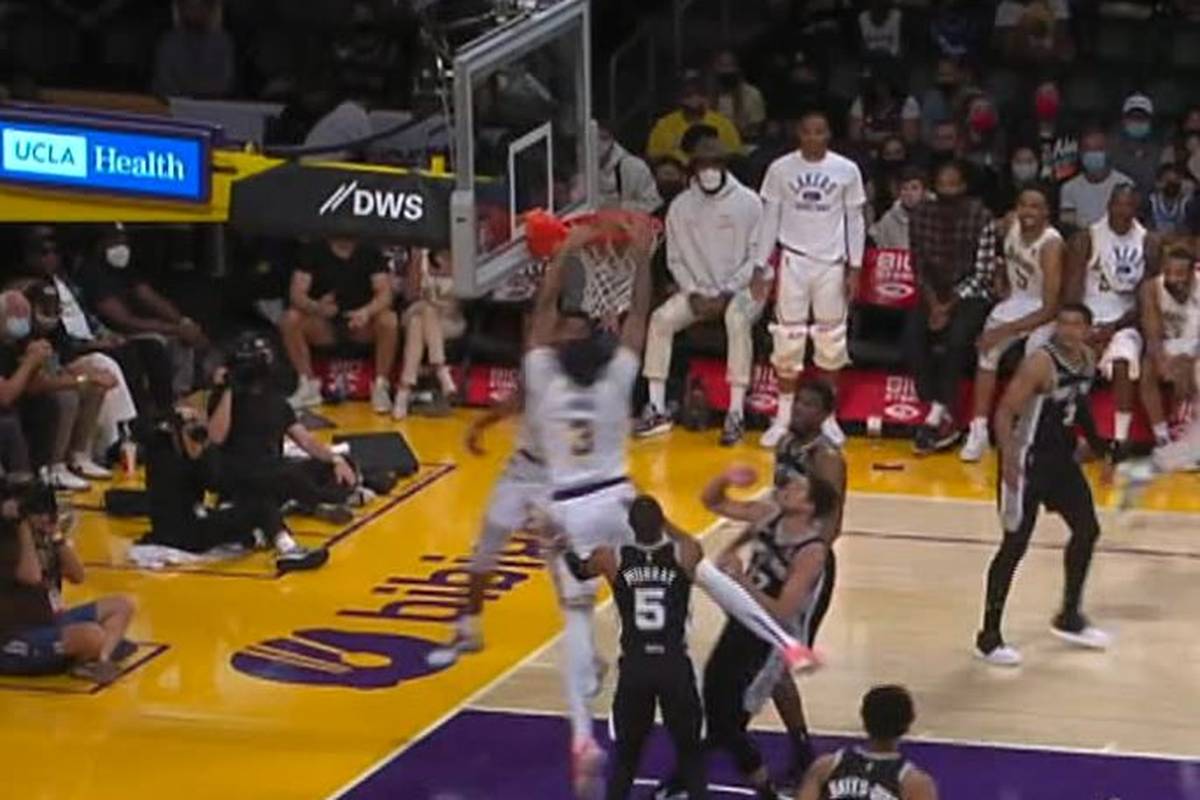 Anthony Davis führt sein Team zu einem 114:106-Sieg gegen die San Antonio Spurs. Dabei mussten die Lakers auf Superstar LeBron James verzichten.