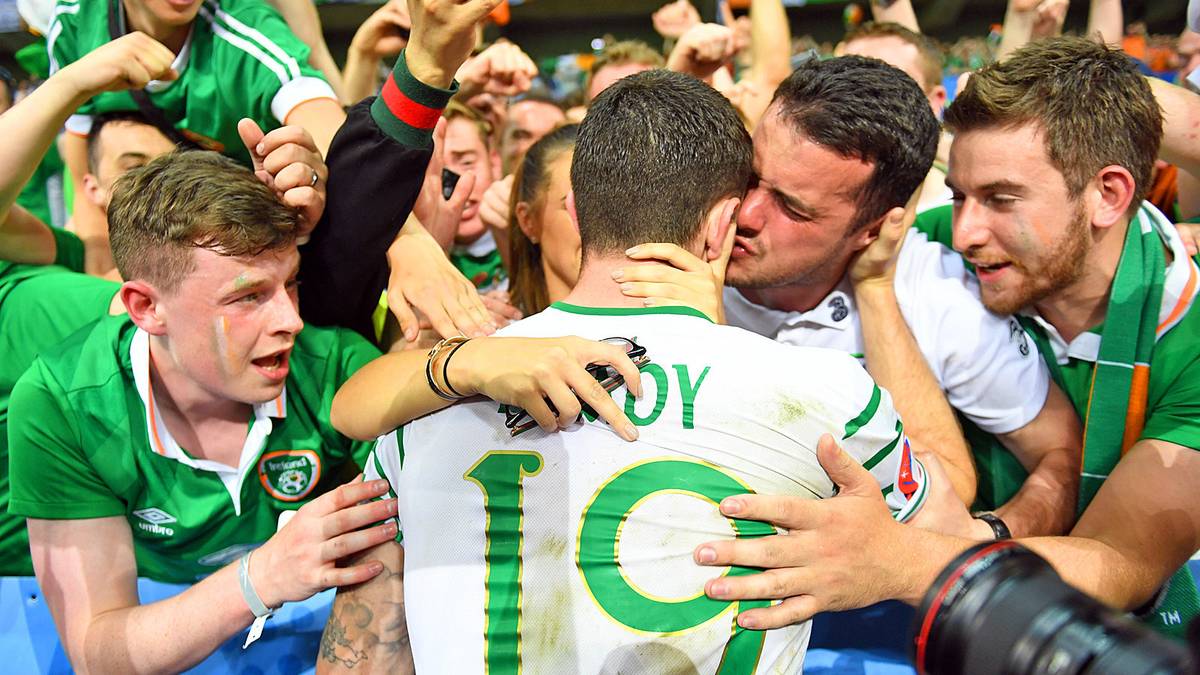 Robbie Brady lässt eine ganze Insel im kollektiven Glücksrausch versinken. Sein Kopfball zum 1:0 Sieg gegen Italien sichert den Iren den Einzug ins Achtelfinale