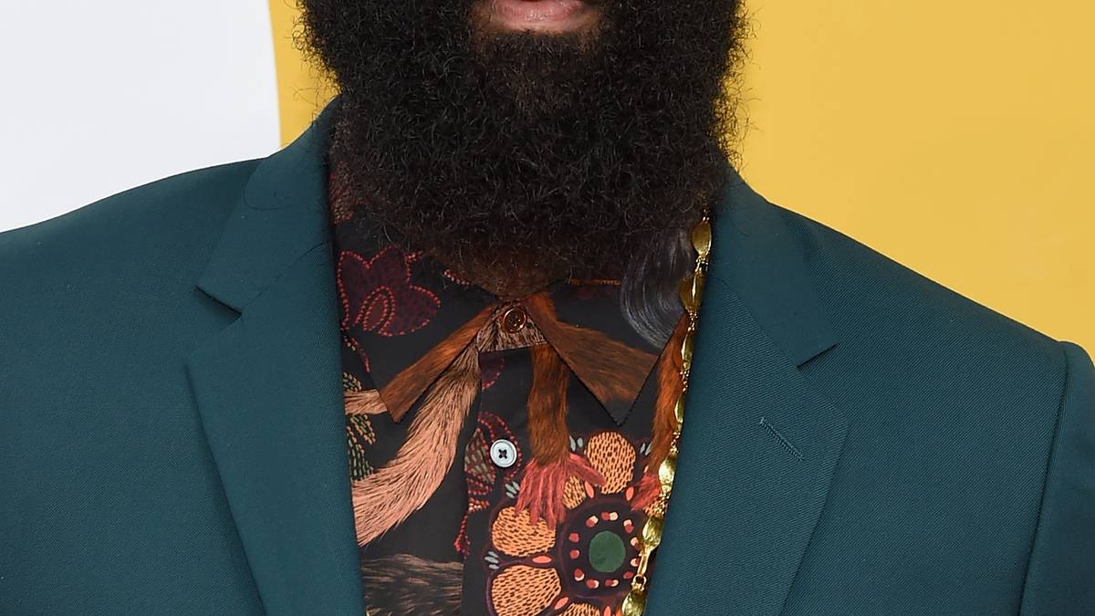 Sonnenbrille, Vollbart, schrilles Hemd, grüner Anzug - und dazu eine Miene wie gemeißelt: Den Style des Rockets-Star können eigentlich nur wenige überbieten