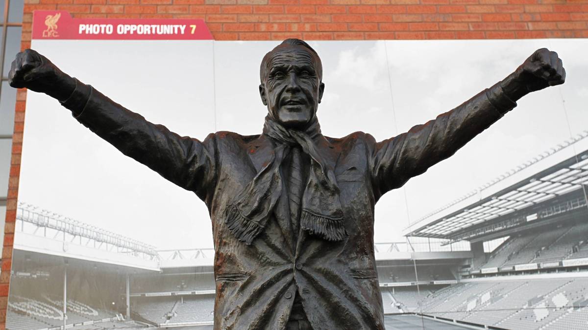Shankly zu Ehren hat der Verein vor Anfield ein Denkmal in seiner typischen Pose aufgestellt