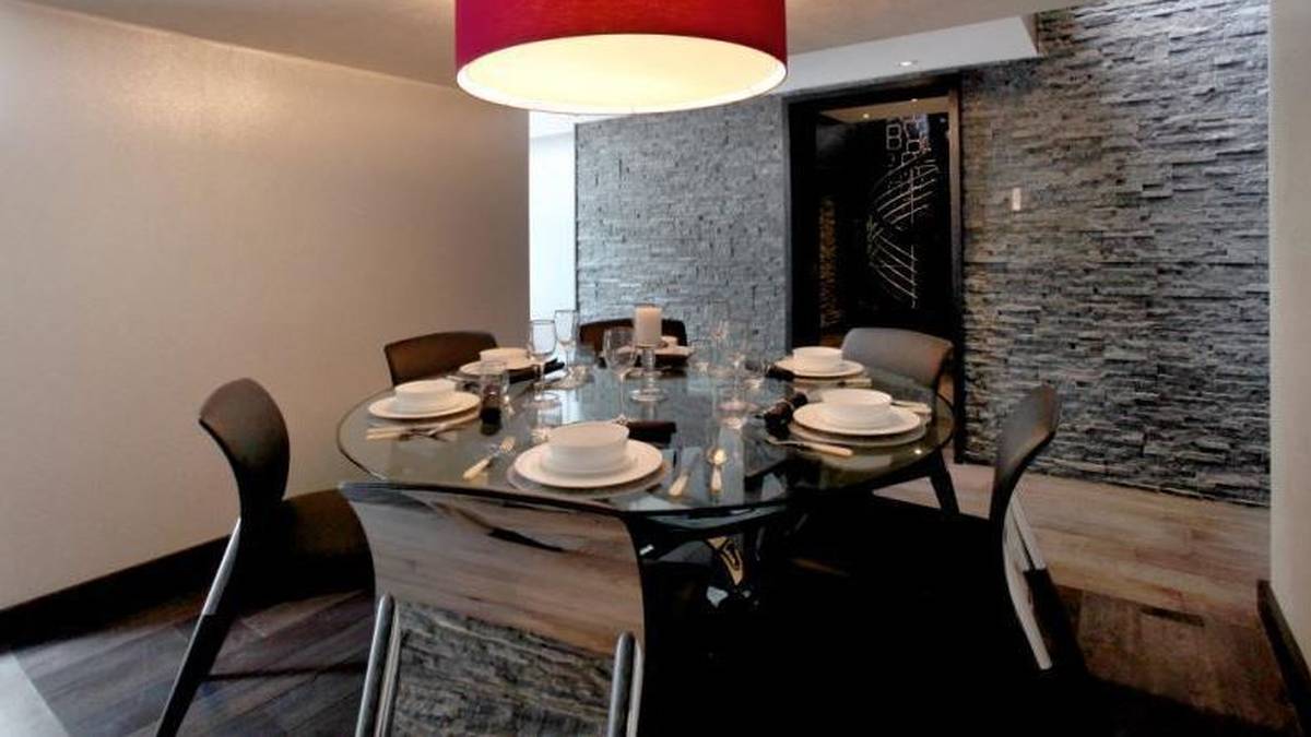 Im Vergleich zu den anderen Räumen kommt das Esszimmer fast schon klein daher