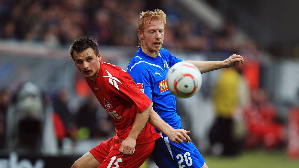 Im Februar 2009 kommt Hoffenheims Andreas Ibertsberger (r.) gemeinsam mit Mannschaftskollege... 