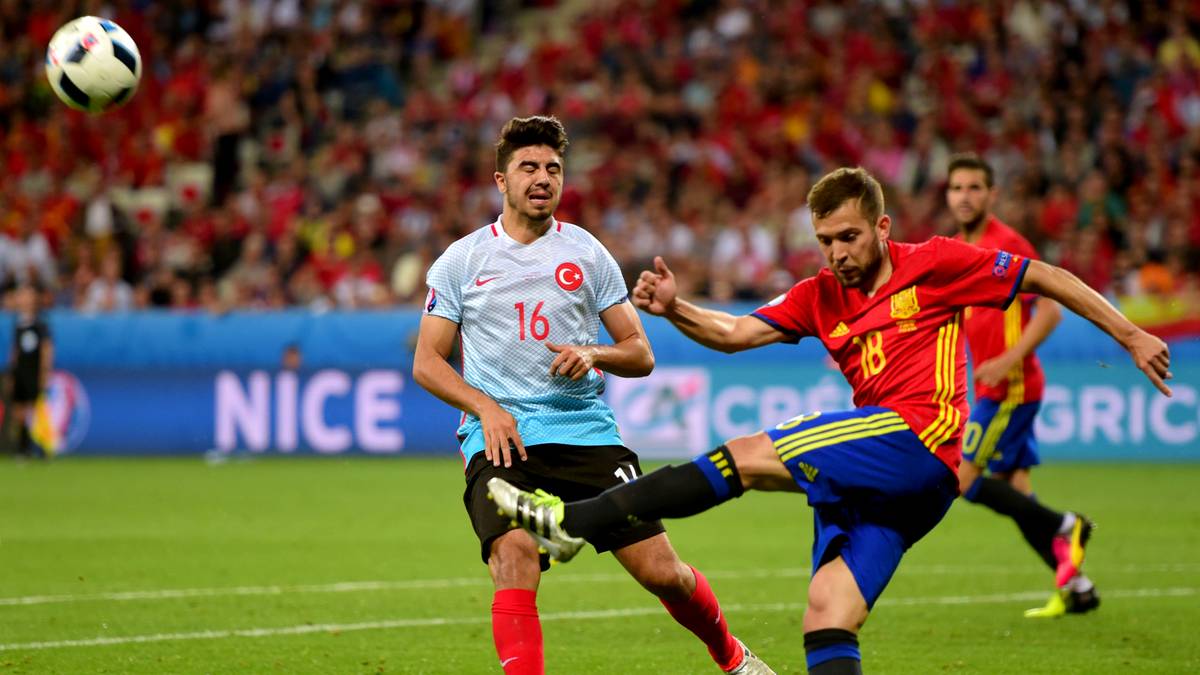 Barcelonas Jordi Alba macht auch im Nationalteam gewohnt viel Betrieb über die linke Seite und bindet seinen Gegenspieler in der Defensive. Hinten mehr als solide, vorne immer gefährlich