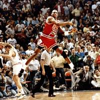 Vor 35 Jahren trifft Michael Jordan einen der ikonischsten Würfe aller Zeiten. „The Shot“ geht in die NBA-Geschichte ein - und leitet die Ära der erfolgreichen Chicago Bulls unter Jordan ein.